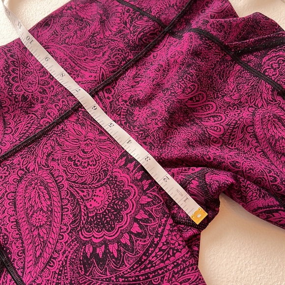 Lululemon 17” Outrun Crops in Fuchsia Paisley Sz 8 - Picture 7 of 12